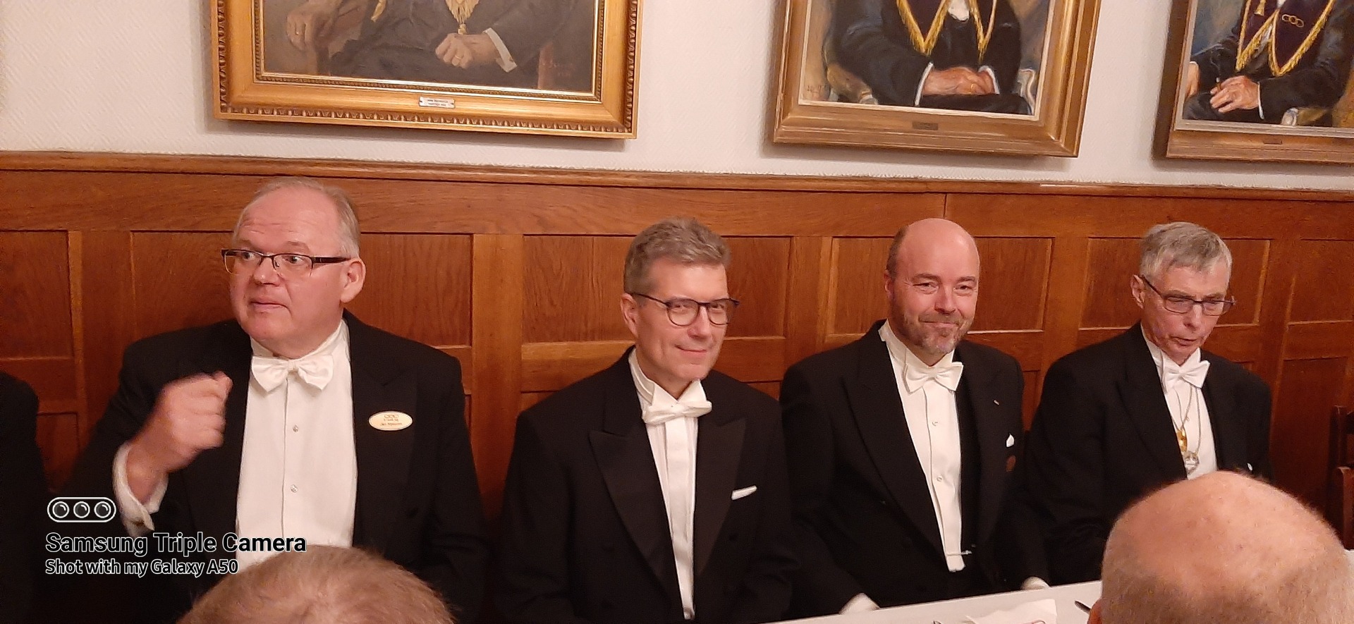 Nöjda miner i väntan på att maten serveras efter invigning