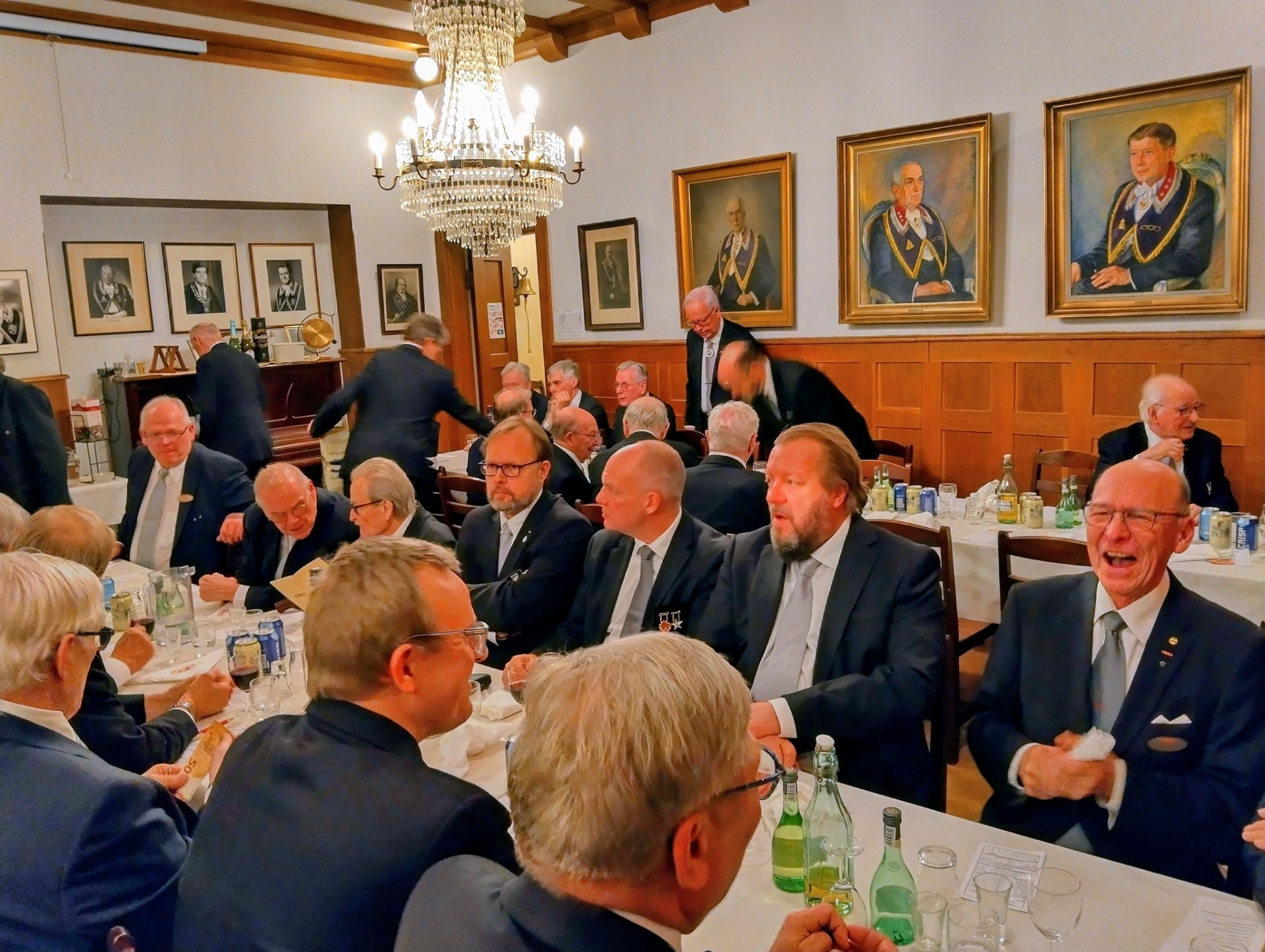 Samvaro under brödramåltiden efter logemötet